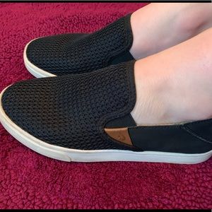 olukai pehuea black slip ons